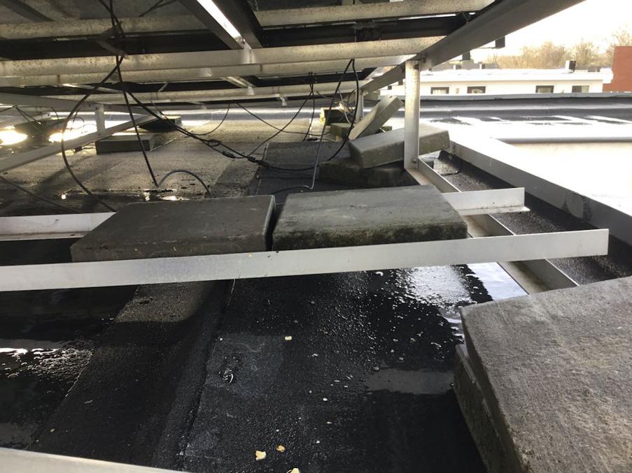 hangende kabels, losliggende ballast, en een veel te lage opbrengst.. wie maakt het in orde?